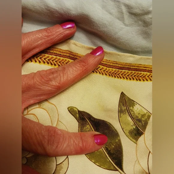 CHANEL VINTAGE 100% Silk logo Camellia Auth 34" x 35" Scarf Hand-rolled Hem - Picture 8 of 16